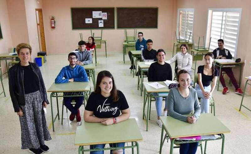 Andrea y Carolina posando sonrientesen el IES La Herradura / Arcadio Suárez C7